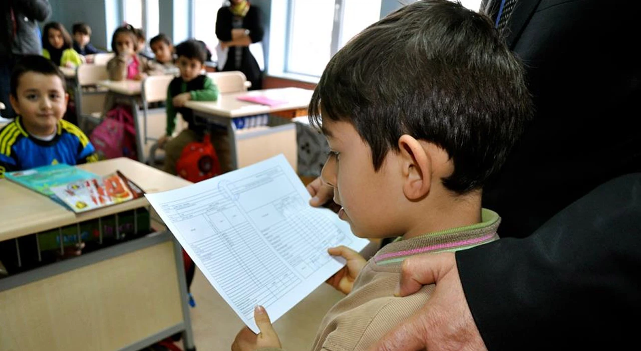 karnesinde bir veya ikisi olan takdir tesekkür alabilir mi takdir tesekkur almak icin devamsizlik siniri var mi (2)